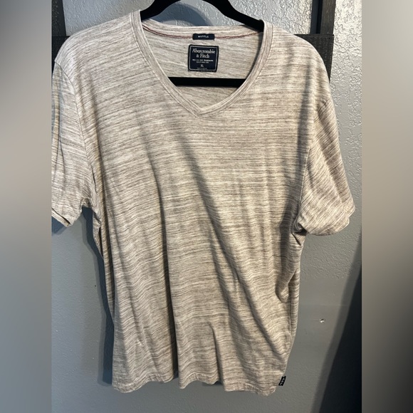 Abercrombie & Fitch Men’s VNeck Shirt - Picture 1 of 3